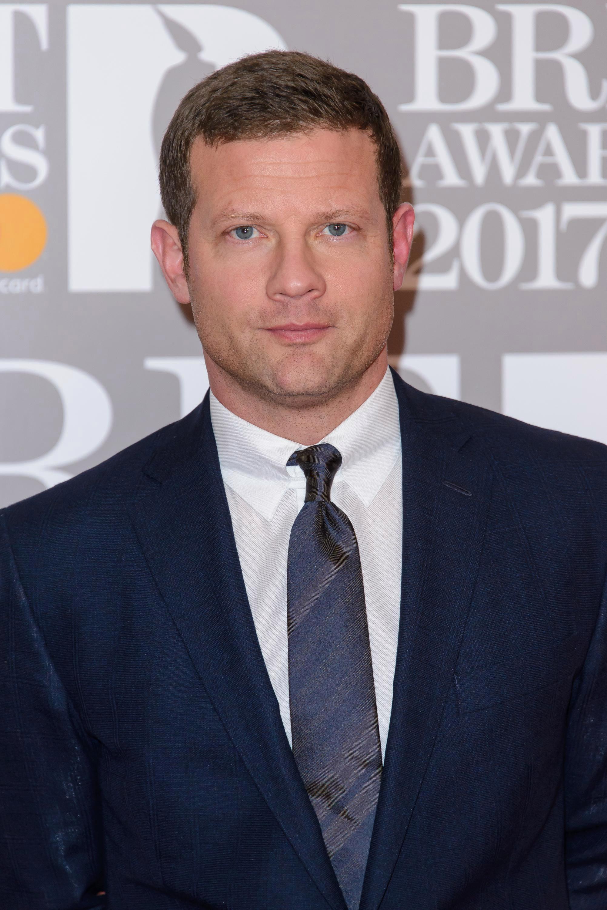 How tall is Dermot O'Leary?